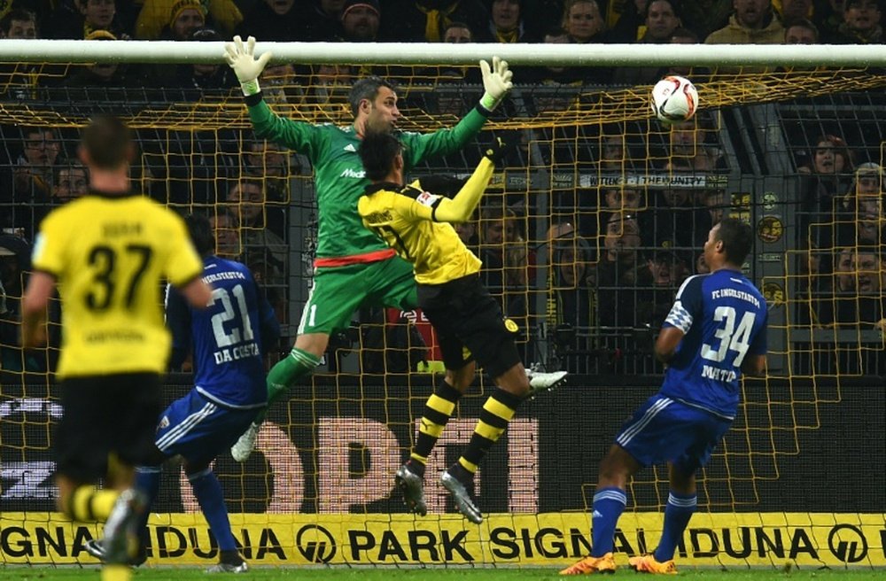 Lattaquant gabonais du Borussia Pierre-Emerick Aubameyang bat de la tête le gardien dIngolstadt, le 30 janvier 2016 à Dortmund