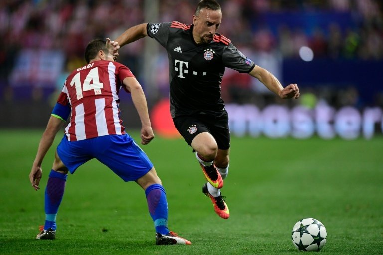 L'attaquant du Bayern Munich Ribéry à la lutte avec le milieu de l'Atletico Gabi en C1. AFP