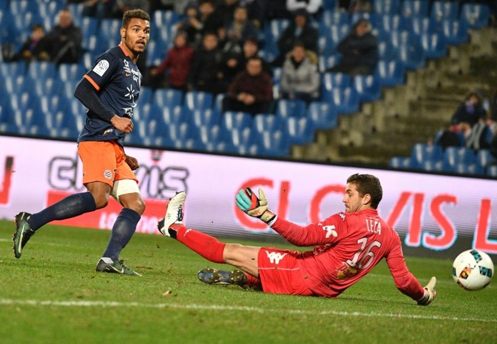Le gardien de Bastia Jean-Louis Leca encaisse un but de l'attaquant de Montpellier Steve Mounié. AFP
