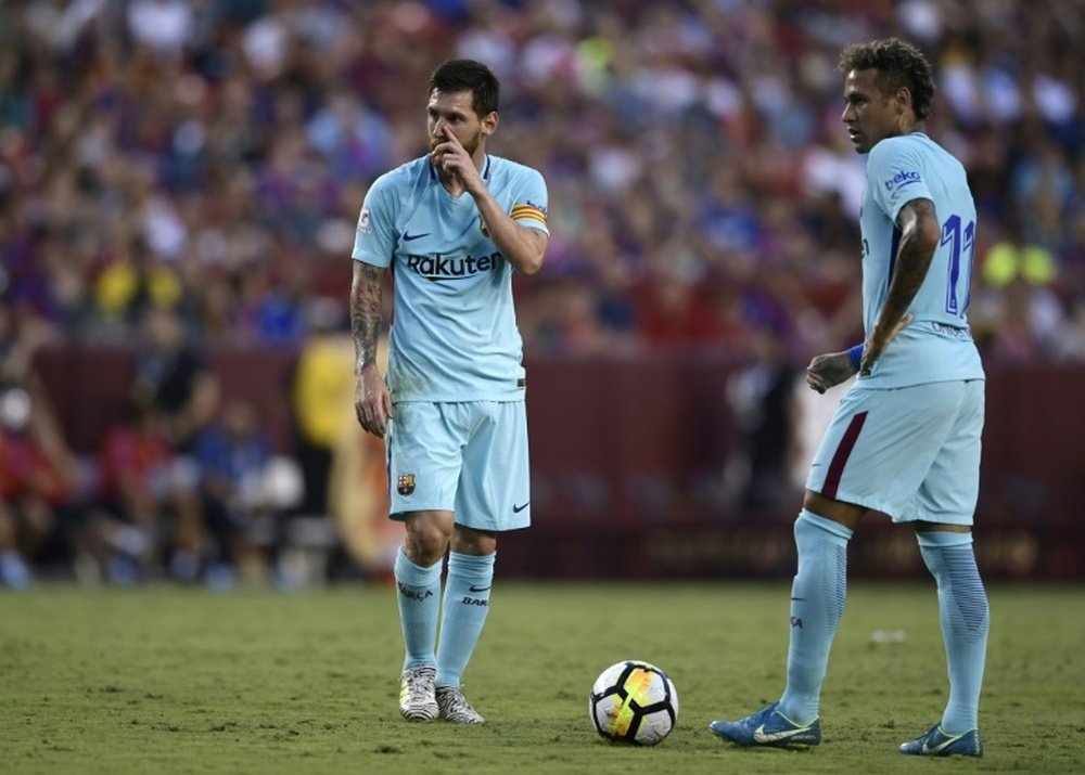 Lionel Messi et Neymar se positionnent pour un coup franc du Barça contre Manchester United. AFP