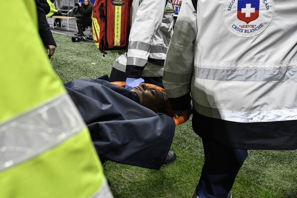 Kylian Mbappe sorti sur une civière après un choc violent avec le gardien lyonnais. AFP