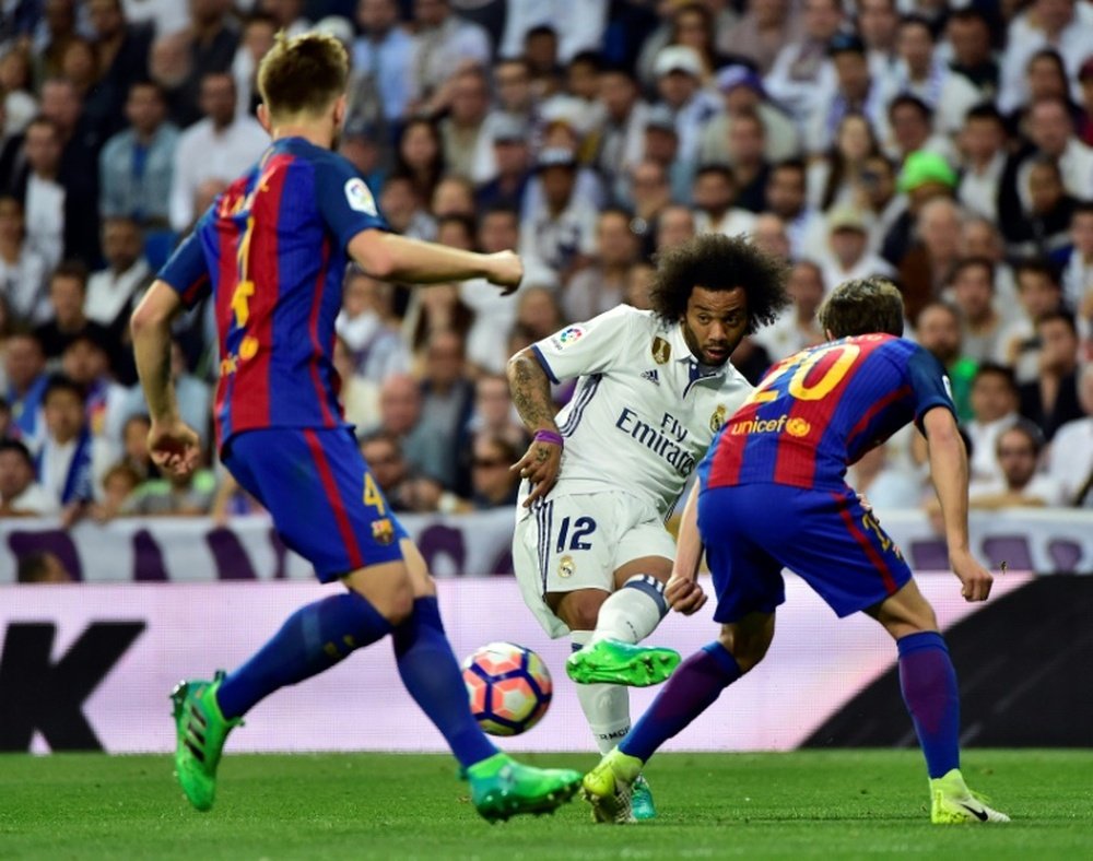 Los dos grandes de LaLiga habrían preguntado por un defensa del PSG. AFP