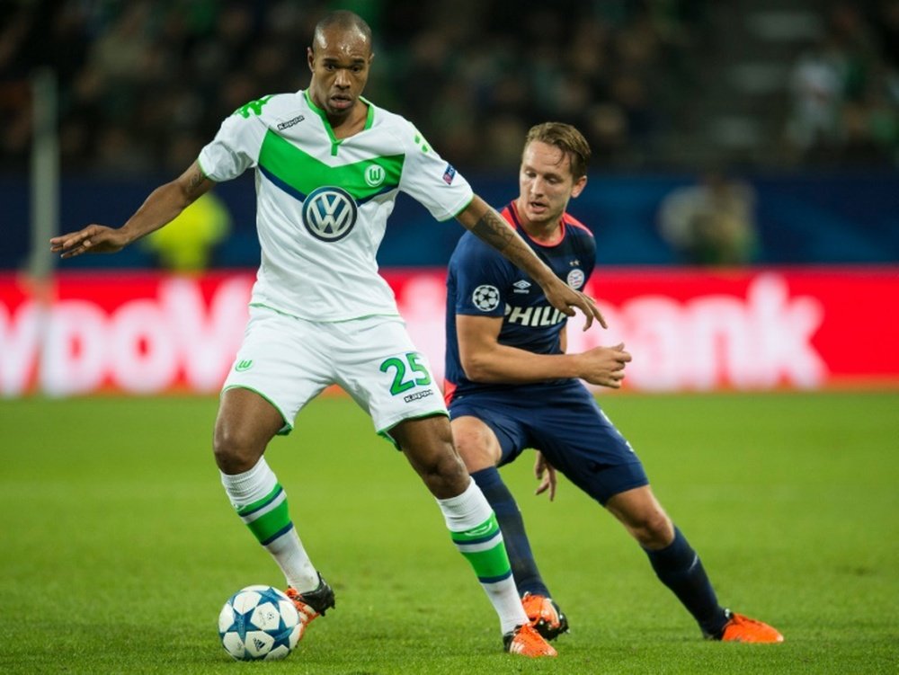 Le défenseur de Wolfsburg Naldo (g) à la lutte avec lattaquant du PSV Eindhoven Luuk de Jong en Ligue des champions, le 21 octobre 2015 à Wolfsburg