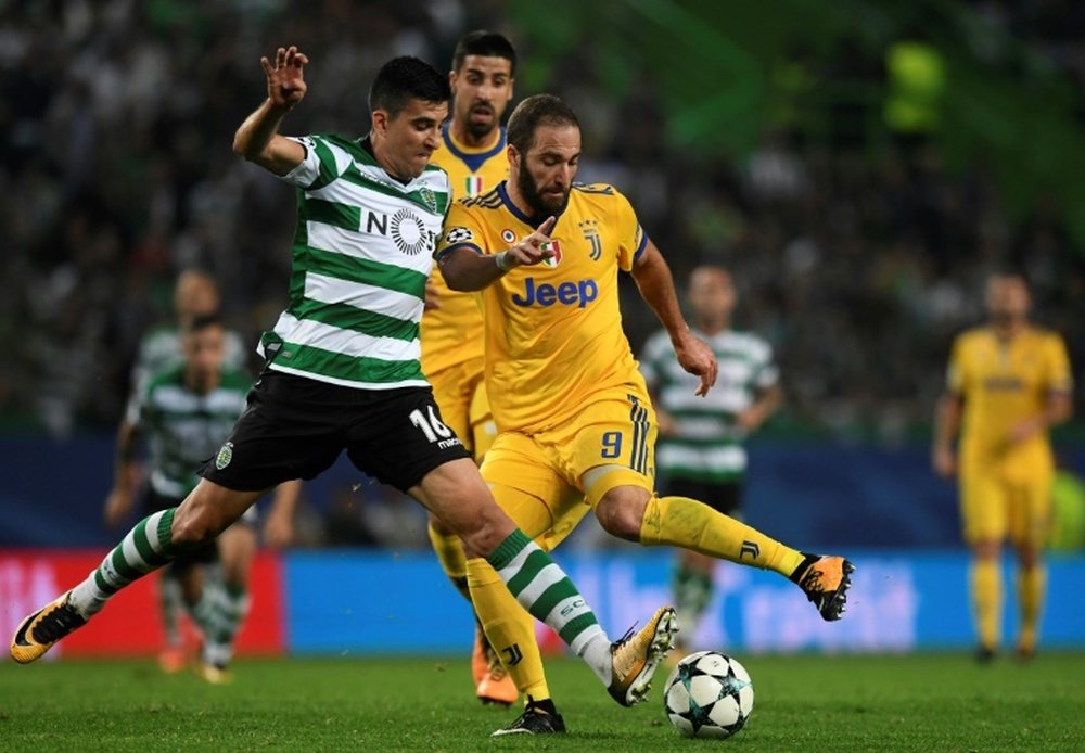 Rodrigo Battaglia (i) ha negado estar negociando su desvinculación del Sporting. AFP/Archivo
