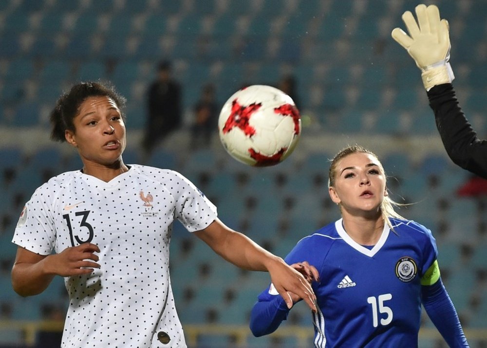 L'attaquante des Bleues Valérie Gauvin (g) lors de la victoire 3-0 surle Kazakhstan à Chymkent le 8 octobre 2019