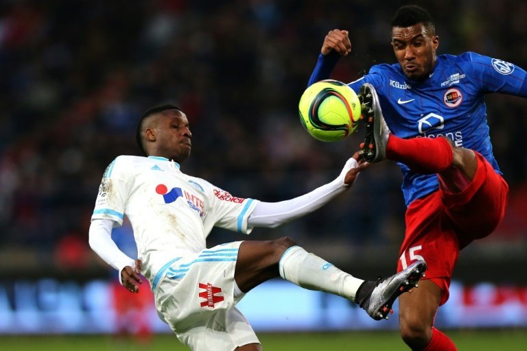 Le milieu de Marseille Bouna Sarr (g) à la lutte avec le défenseur de Caen Emmanuel Imorou au stade Michel dOrnano, le 17 janvier 2016