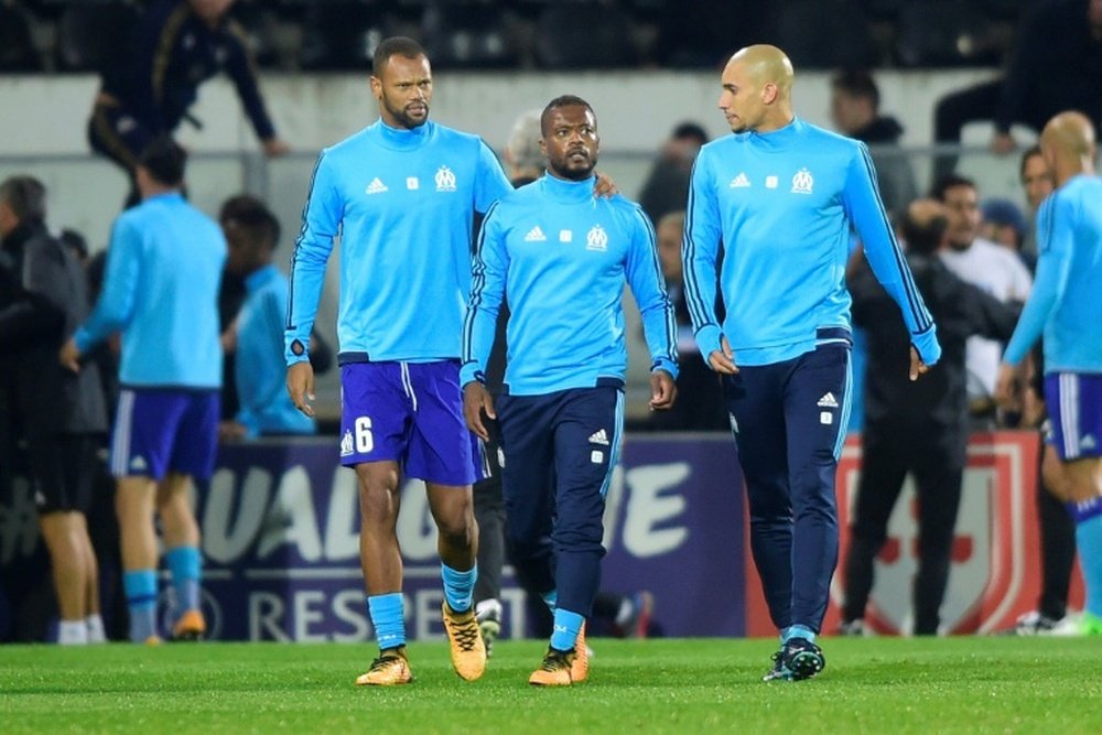 Patrice Evra (c), accompagné par des coéquipiers, quitte le terrain. AFP