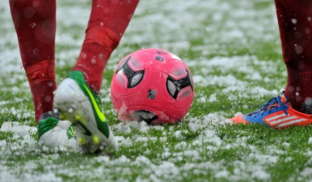 O Geoffroy-Guichard está coberto pela neve. AFP