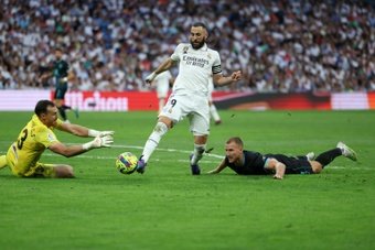 O Real Madrid não deu chances para o Almería, venceu por 4 a 2 com um belo 'hat-trick' de Benzema e viu a vantagem do Barcelona cair para oito pontos.