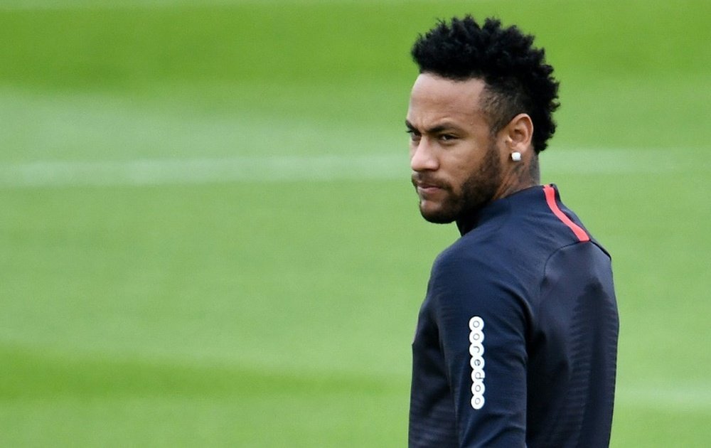 Neymar accuse Leonardo d'avoir fait foirer son transfert. AFP