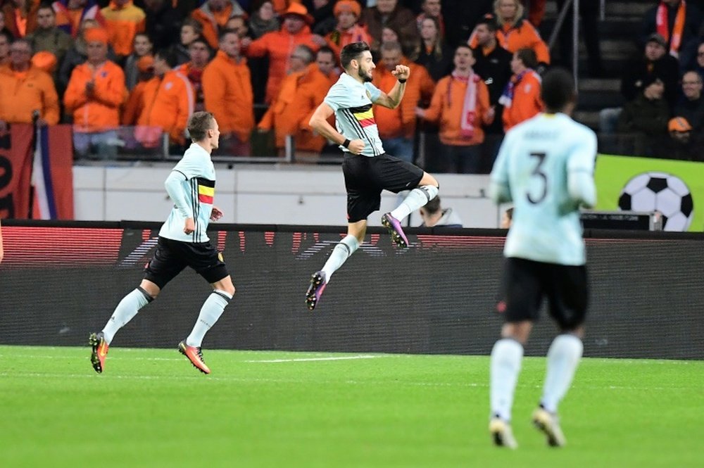 Yannick Carrasco puso el empate para los belgas ante Holanda en Amsterdam. AFP