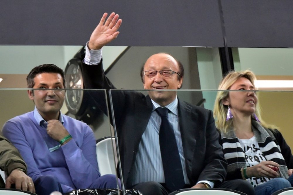 Luciano Moggi, alors directeur général de la Juventus Turin, salue les supporters. AFP