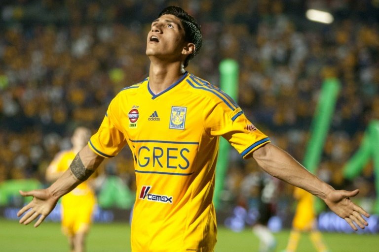 El delantero mexicano regresa a su país para jugar en Chivas. AFP