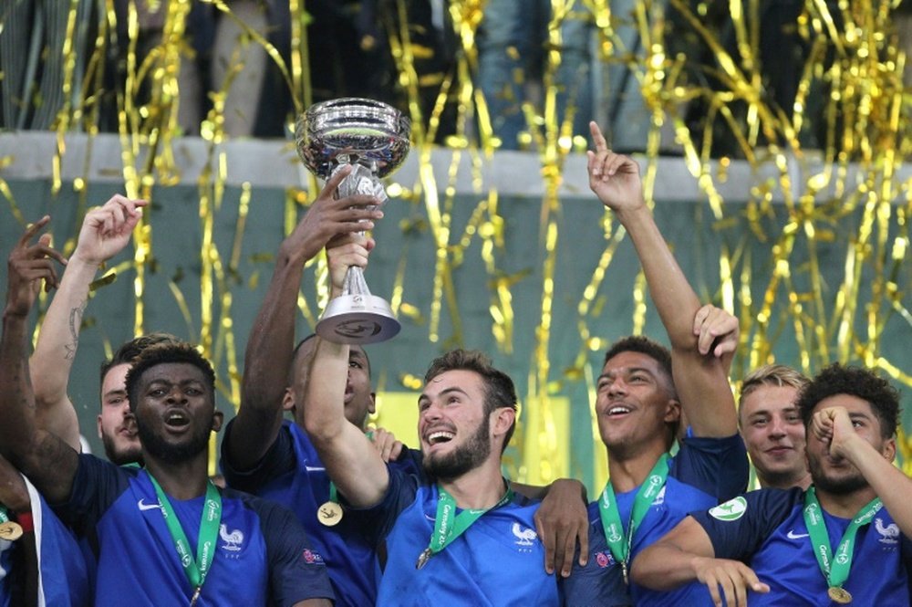 Les moins de 19 ans français célèbrent leur victoire à lEuro 2016 (4-0 contre lItalie) à Heidelberg, en Allemagne, le 24 juillet 2016