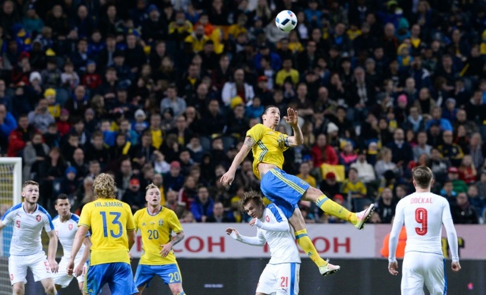 Zlatan Ibrahimovic saute lors du match Suède - République tchèque, le 29 mars 2016 à Solna
