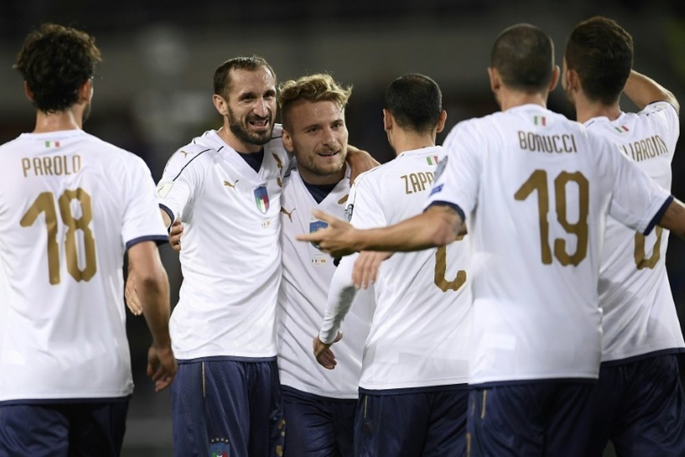 Giorgio Chiellini est congratulé par ses équipiers après son but contre la Macédoine. AFP