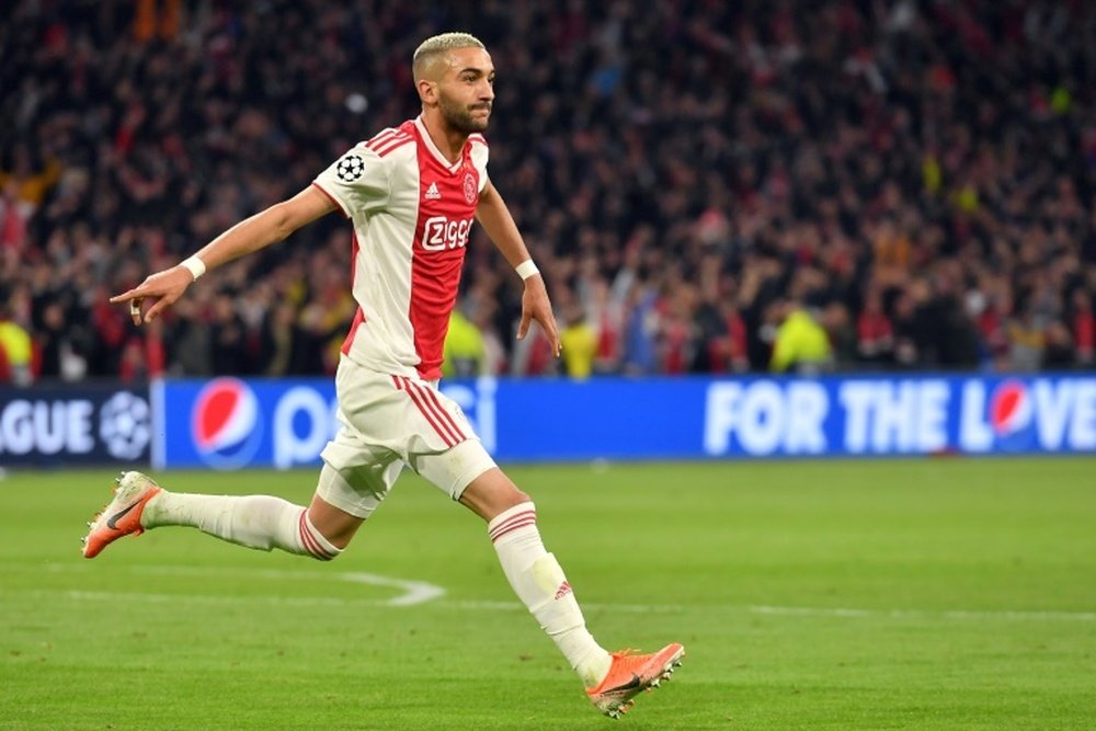 Ziyech leva um tempo soando para deixar o Ajax. AFP