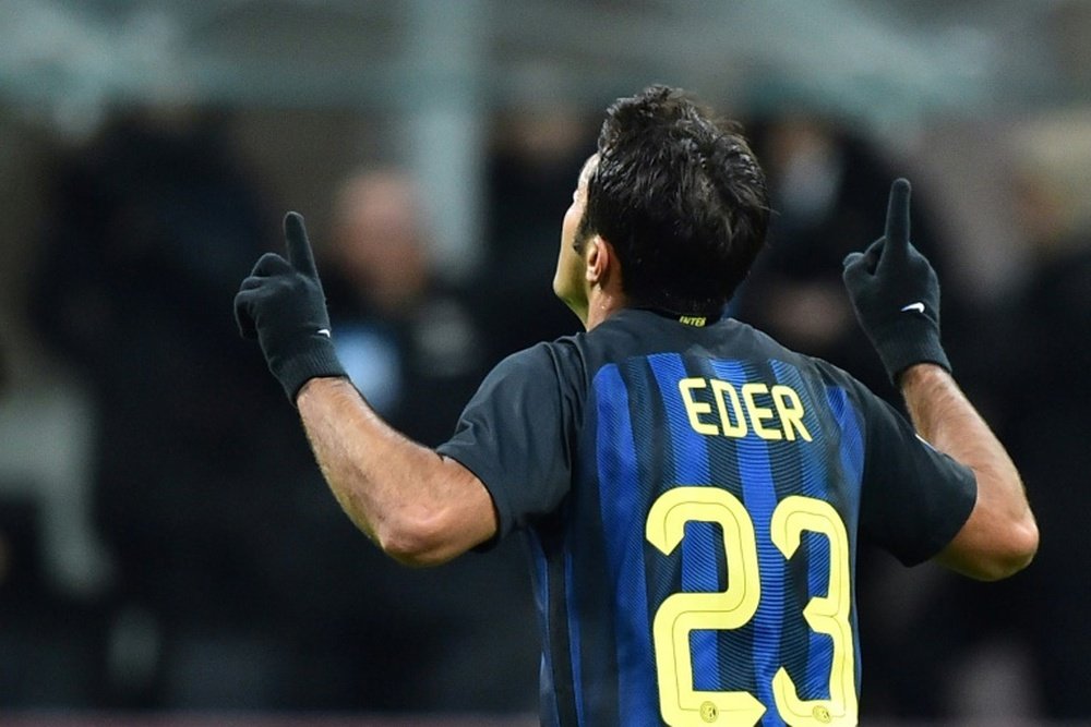 Lattaquant de lInter Milan Eder inscrit le 3e but face au Chievo Vérone à San Siro, le 14 janvier 2017