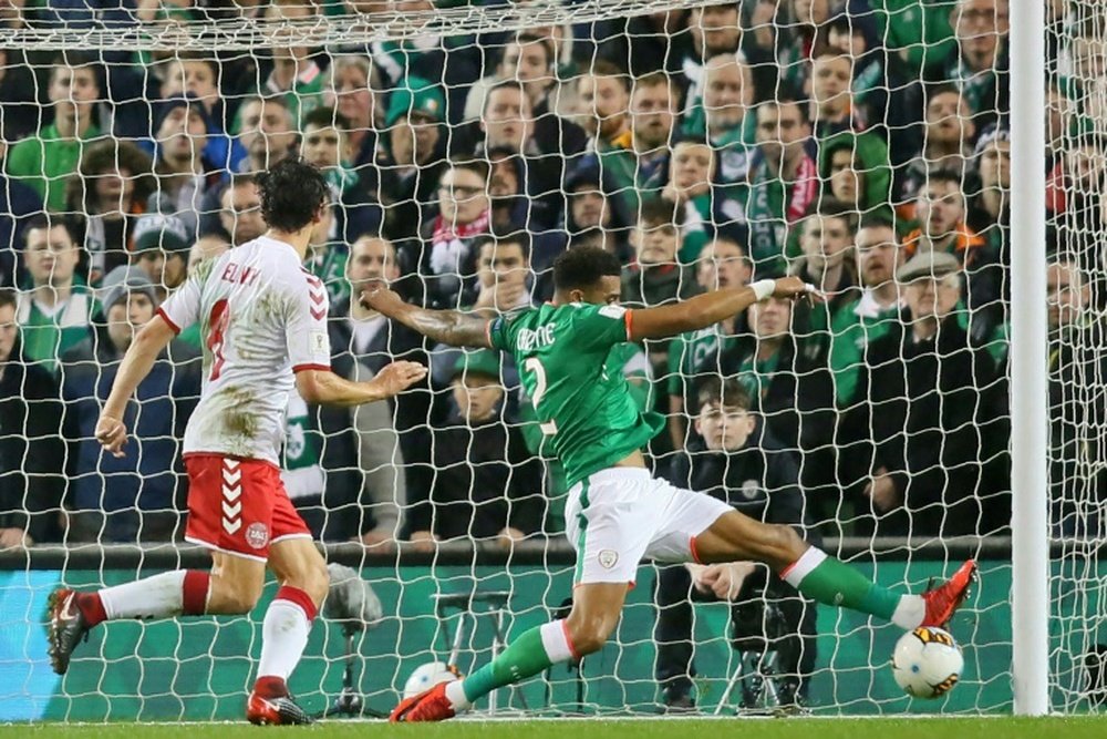 Le défenseur irlandais Cyrus Christie tente de dégager un ballon contre le Danemark. AFP