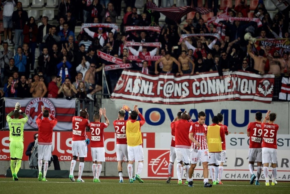 Les joueurs de Nancy saluent leur supporters après un match contre Rennes, le 8 avril 2017. AFP