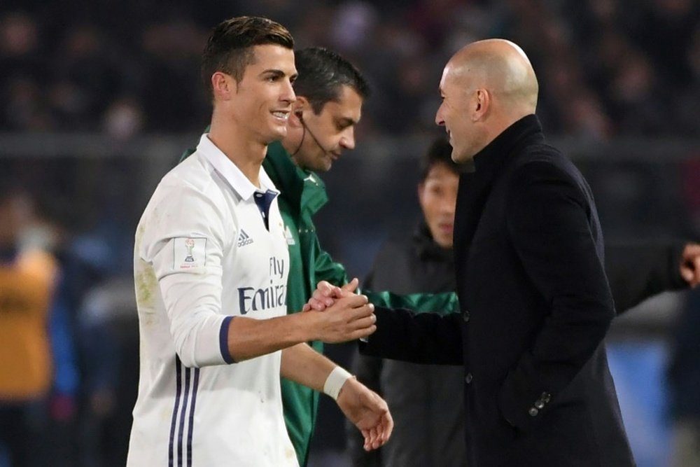 L'entraîneur du Real Zidane félicite Ronaldo, auteur d'un triplé, face aux Japonais de Kashima. AFP