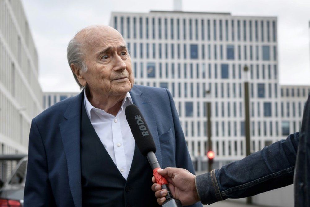 Blatter salió del coma inducido, pero sigue en la UCI. AFP