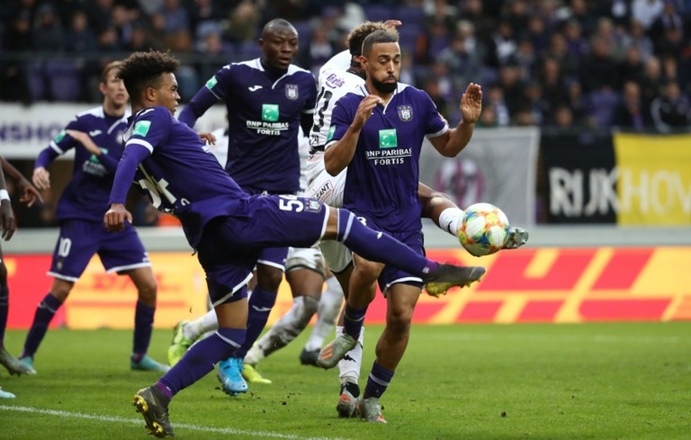 El Anderlecht ganó ante el Standard de Lieja y se coloca quinto en la Liga Belga. AFP/Archivo