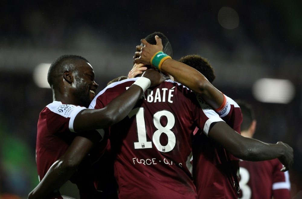 L'attaquant du FC Metz Cheick Diabaté congratulé par ses coéquipiers. AFP