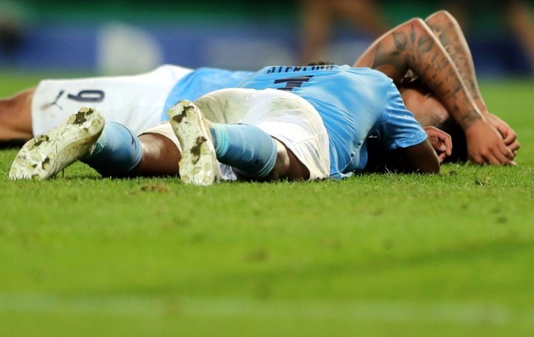 Sterling e Gabriel Jesus desolados após a eliminação