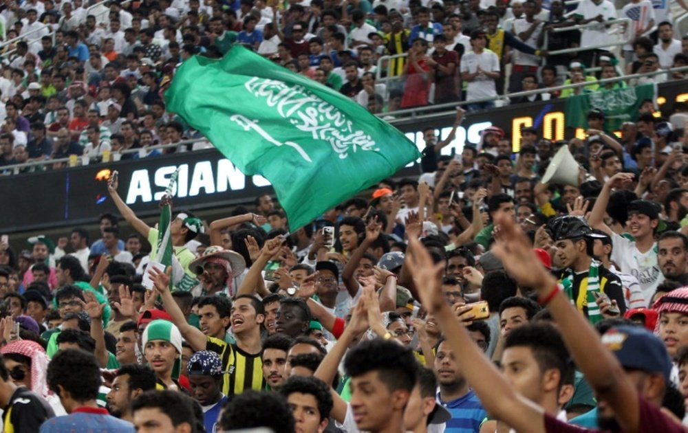 Des supporters saudiens à Jeddah lors du match de qualifications face aux Emirats. AFP