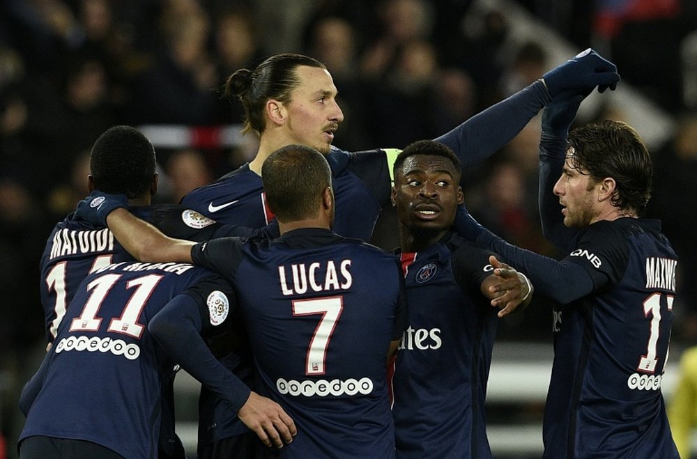 Ses coéquipiers de PSG célèbrent l'attaquant suédois Zlatan Ibrahimovic après un but. AFP