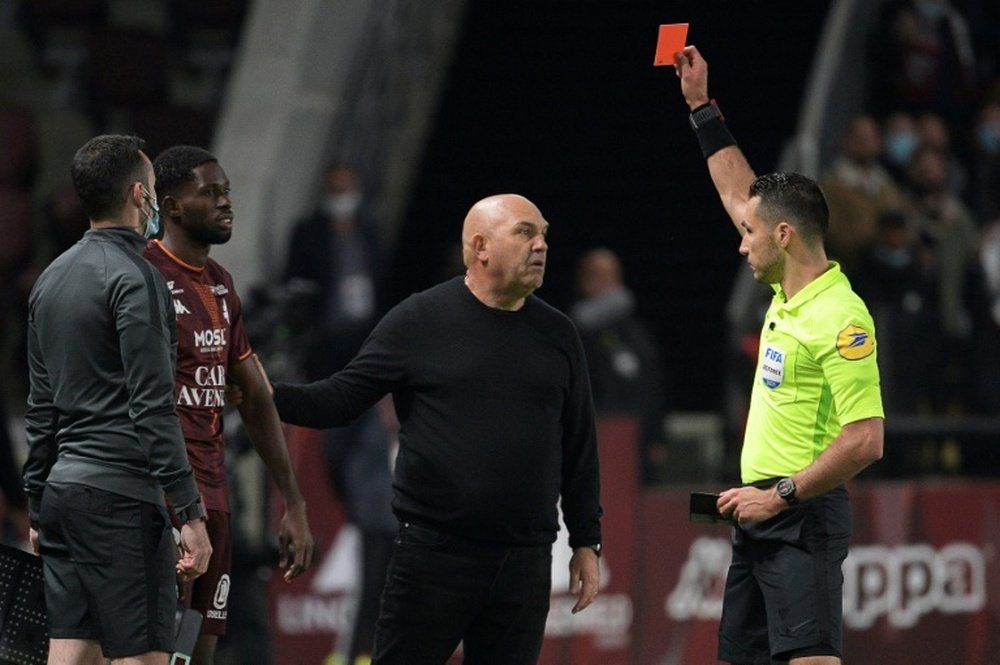Los árbitros podrían llevar micrófonos pronto en la Ligue 1. AFP