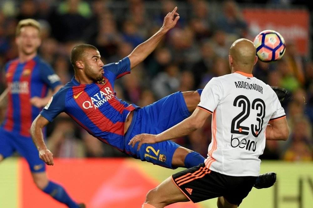 Rafinha à la lutte avec Aymen Abdennour au Camp Nou, le 19 mars 2017. AFP