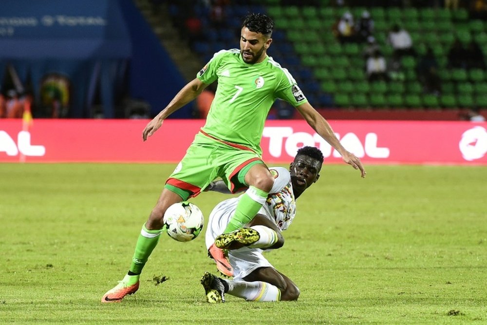 Riyad Mahrez, sous le maillot de l'Algérie, marqué par le Sénégalais Ismaïla Sarr à la CAN-2017. AFP