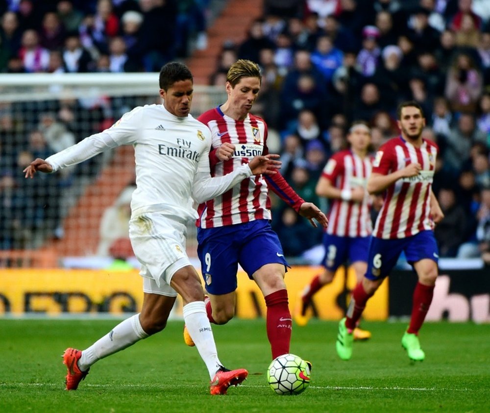 Varane, défenseur du Real Madrid face à l'attaquant de l'Atlético Fernando Torres. AFP