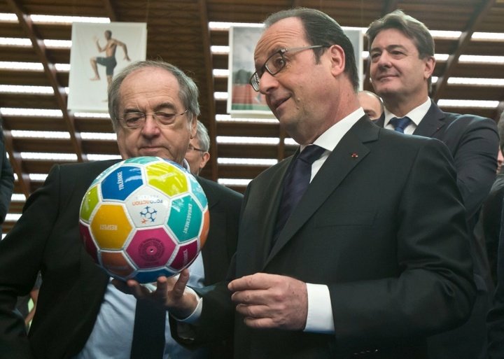 Hollande au 1er match de football au Stade de France après les attaques jihadistes