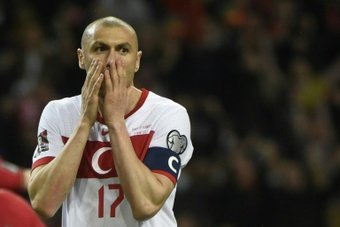 Passé par Galatasaray, Besiktas ou encore le Lille avec qui il remporte la Ligue 1, Burak Yilmaz a officialisé la fin de sa carrière ce lundi. Il avait déjà annoncé son départ du Fortuna Sittard il y a quelques semaines.