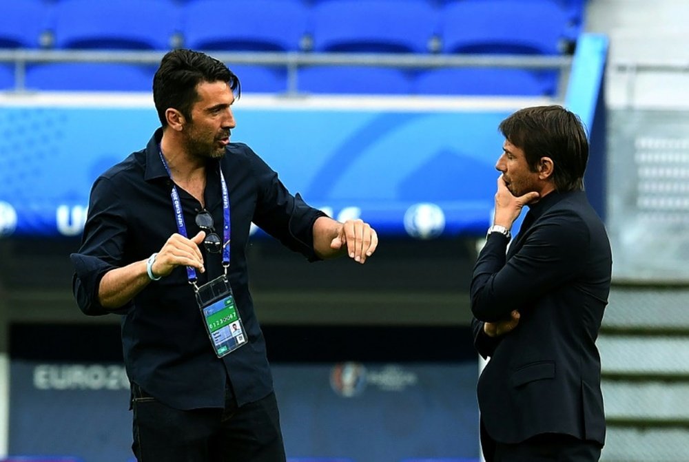 Le capitaine italien Gianluigi Buffon et l'ancien sélectionneur Antonio Conte. AFP