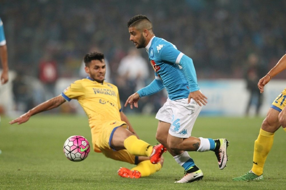 Le milieu de Frosinone Mirko Gori à la lutte avec l'attaquant de Naples Lorenzo Insigne. AFP
