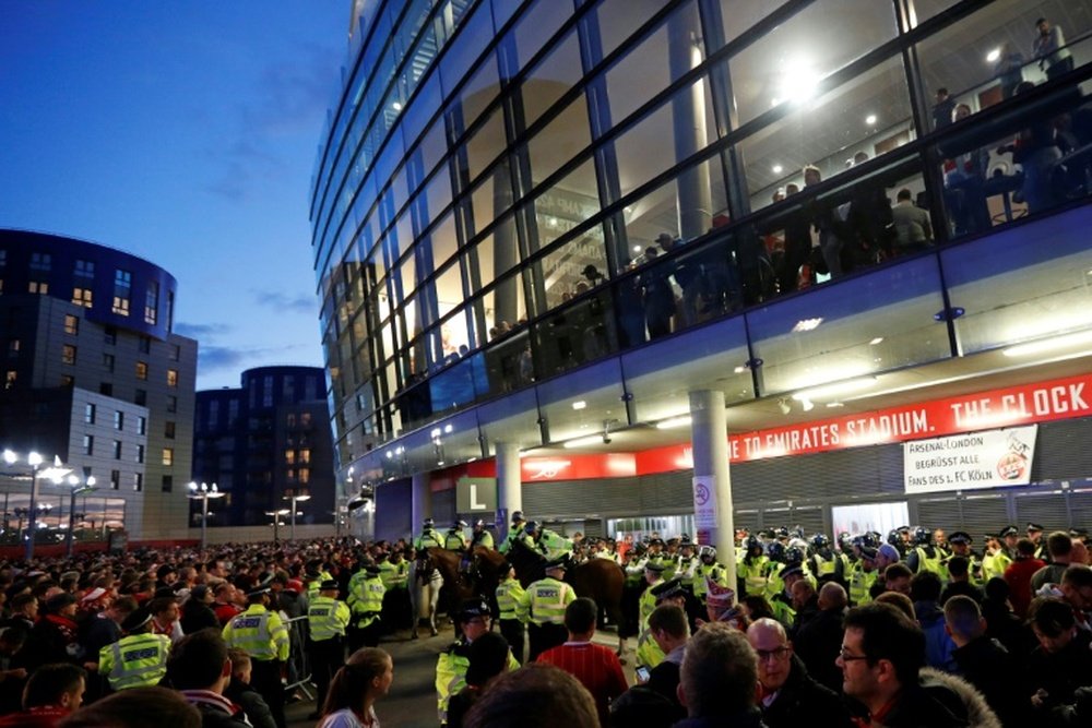 Policiers à l'entrée de l'Emirates Stadium pour le match d'Europa League Arsenal-Cologne. AFP