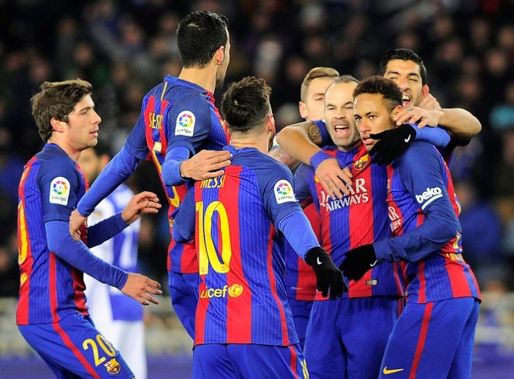 Les joueurs du FC Barcelone se congratulent après un but de Neymar face à la Real Sociedad. AFP