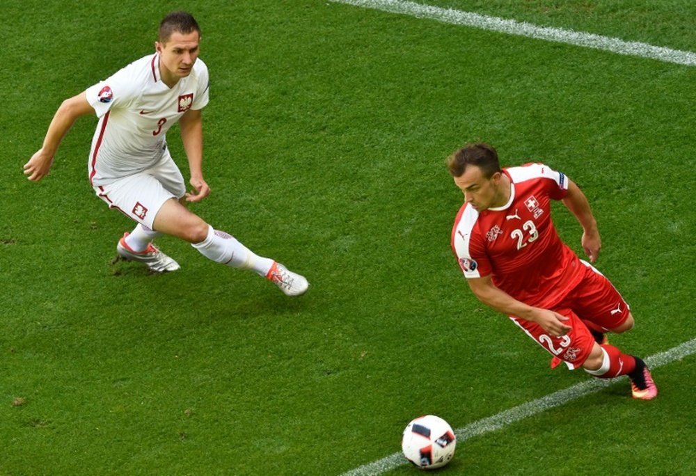 Le Suisse Xherdan Shaqiri défie Artur Jedrzejczyk de la Pologne en 8e de finale de lEuro à Saint-Etienne, le 25 juin 2016