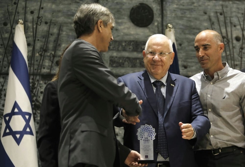 Le président israélien Reuven Rivlin remet un prix au président du Beitar Jérusalem Eli Ohana. AFP