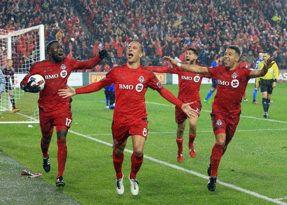 Le milieu du Toronto FC Benoit Cheyrou célèbre son but, le 30 novembre 2016 à Toronto. AFP
