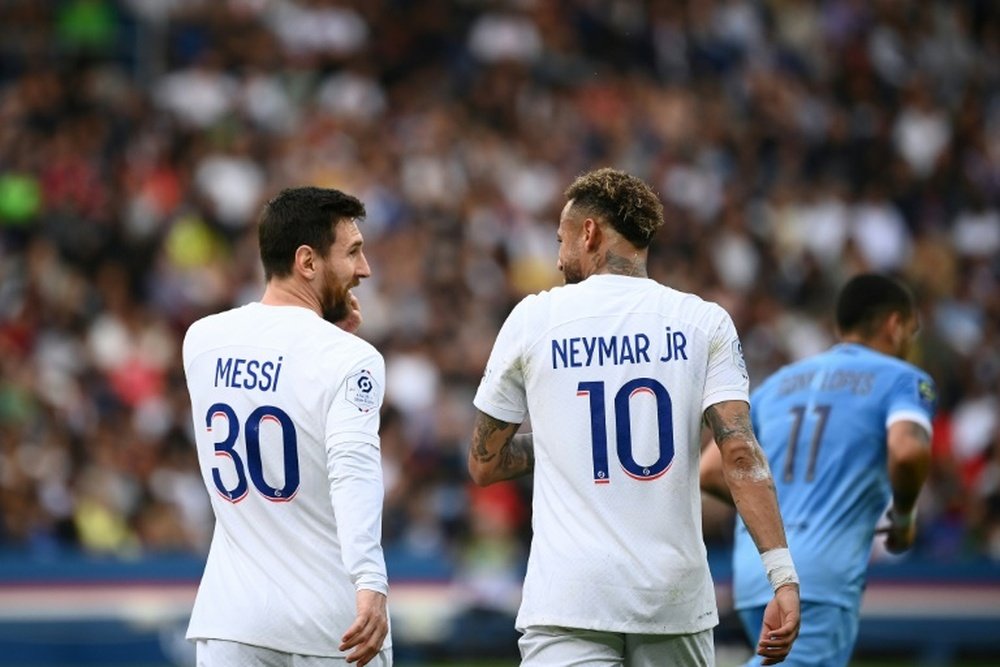 Alves acredita que Neymar e Messi estão um nível a cima de Mbappé.AFP