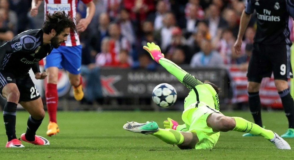 Le milieu du Real Isco marque le but du 2-1 face au portier de l'Atlético Jan Oblak, le 10 mai. AFP