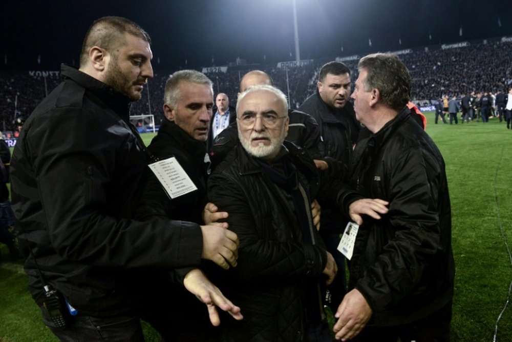 Le président du PAOK Ivan Savvidis lors de son irruption. AFP