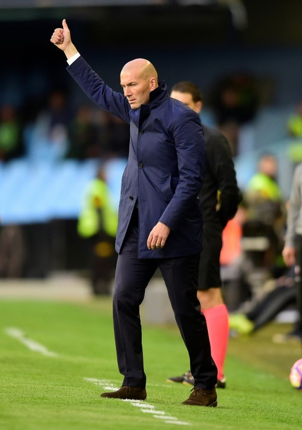 L'entraîneur du Real Madrid Zinédine Zidane suit le match face au Celta, le 17 mai 2017 à Vigo. AFP