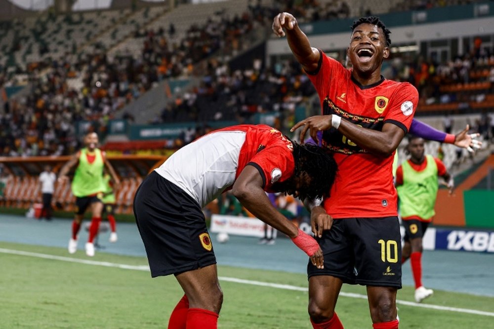 Os autores dos gols da Angola Gelson Dalas e Mabululu. EFE