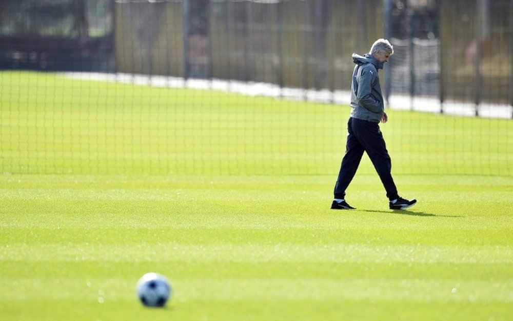 L'entraîneur dArsenal, Arsène Wenger, pendant un entraînement à Londres. AFP